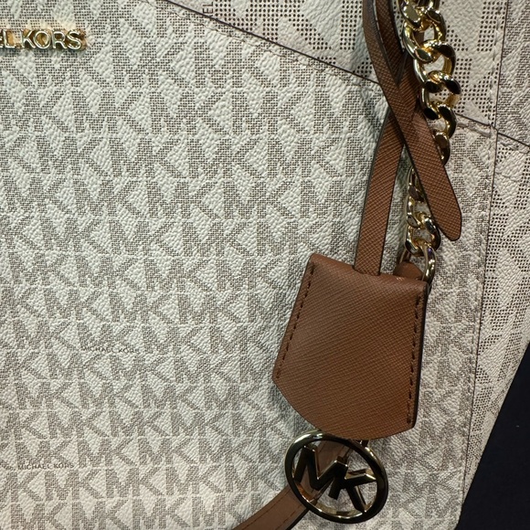 Michael Kors bag. Used only twice and still looks new. No stains/rips - Picture 9 of 9